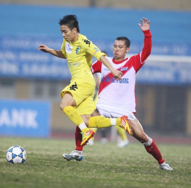 Ở trận đấu diễn ra cùng giờ, chủ nhà K. Kiên Giang đã xuất sắc cầm hòa 1-1 trước đội bóng mạnh CLB Hà Nội T&T. Dù chỉ có được 1 điểm ở trận này nhưng đội bóng của bầu Hiển vẫn tạm vươn lên vị trí thứ nhất trên BXH với 24 điểm.
